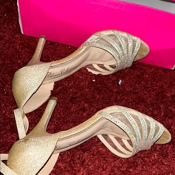 De Blossom Collection Gold Strappy Heels color brillant an golden low hol 6 1/2 - Picture 11 of 16